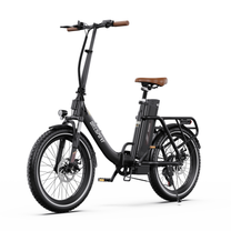 Bicicletta elettrica nera OneSport OT16 Pro vista tre quarti anteriore, con sella marrone, manopole marroni e portapacchi