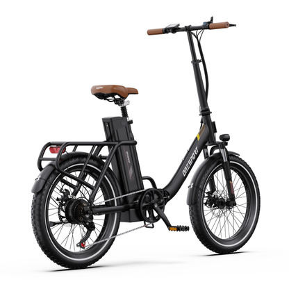 Bicicletta elettrica OneSport OT16 Pro nera, vista posteriore di tre quarti dal lato destro con catena, pedale e portapacchi