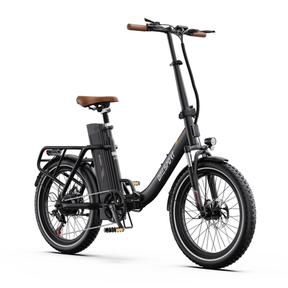 Bicicletta elettrica OneSport OT16 Pro nera, vista anteriore di tre quarti con faro anteriore, manubrio con display e sella marrone