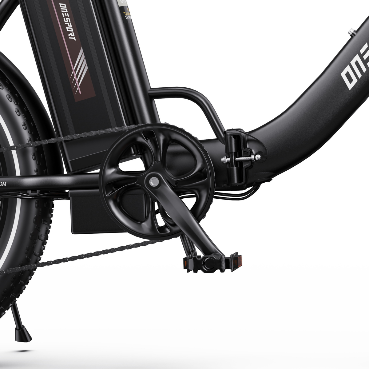 Primo piano di pedivella, pedale, batteria e articolazione del telaio nera della OneSport OT16 Pro