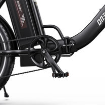 Primo piano di pedivella, pedale, batteria e articolazione del telaio nera della OneSport OT16 Pro