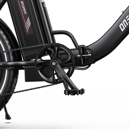 Primo piano di pedivella, pedale, batteria e articolazione del telaio nera della OneSport OT16 Pro