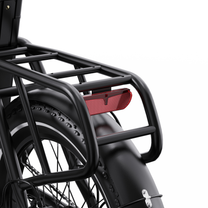 OneSport OT16 Pro, primo piano di portapacchi nero, fanale posteriore rosso e parafango posteriore sopra la ruota