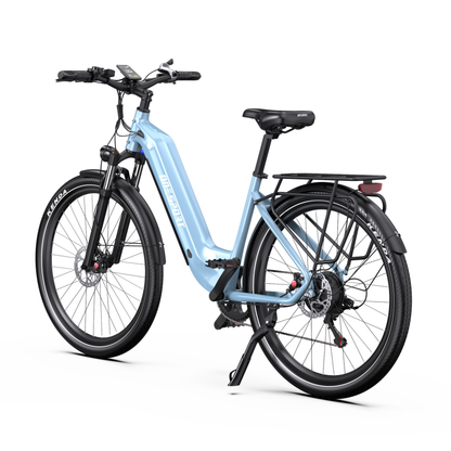OneSport WT05 bicicletta elettrica azzurra, vista di tre quarti posteriore, con display sul manubrio, portapacchi e cavalletto