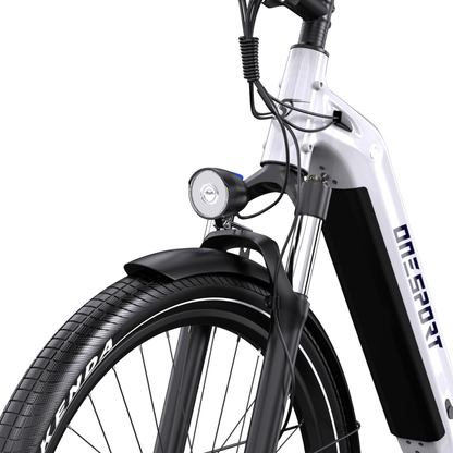 OneSport WT05, primo piano di faro anteriore, parafango, forcella ammortizzata e telaio bianco con parte della batteria