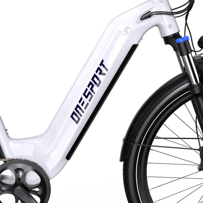 OneSport WT05, primo piano del telaio bianco con logo ONESPORT, forcella anteriore, parafango nero e ruota anteriore