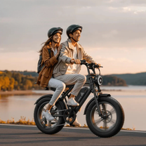 Persona alla guida della fat bike elettrica TST R002 Plus in colore nero con sellino passeggero in riva a un lago