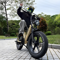Uomo alla guida della fat bike elettrica TST R7 in colore nero su un vialetto