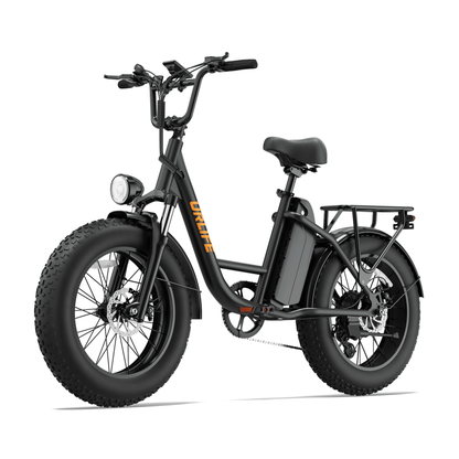 URLIFE E20 Pro, bicicletta elettrica nera con pneumatici fat e logo arancione, vista di tre quarti anteriore