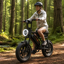 Donna alla guida della fat bike elettrica URLIFE T16 in colore nero con il casco nel bosco