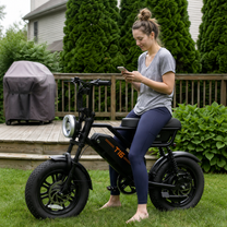 Donna in sella alla fat bike elettrica URLIFE T16 in colore nero