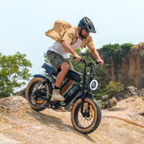 Pilota con la fat bike elettrica URLIFE T2 in fuoristrada con il casco