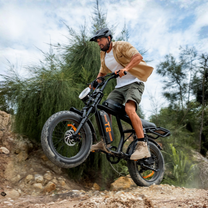Pilota che salta con la fat bike elettrica URLIFE T2 con il casco