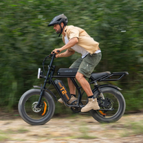 Uomo alla guida della fat bike elettrica URLIFE T2 in colore nero con il casco su un sentiero