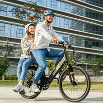 Uomo alla guida della bici elettrica URLIFE E26 in colore nero con sellino passeggero in città