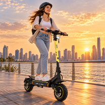 Donna con casco in sella a un Wheely - H7 su una banchina al tramonto con la sagoma della città sullo sfondo