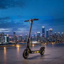 Monopattino elettrico Wheely J04 visto di tre quarti in un ambiente serale