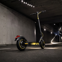 Monopattino elettrico Wheely J04 visto di tre quarti al chiuso