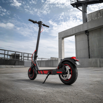 Monopattino elettrico Wheely J04 visto di tre quarti in città
