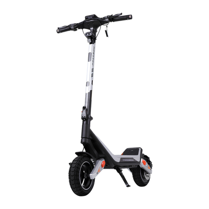 Wheely - J18 monopattino elettrico visto di tre quarti anteriore con manubrio, piantone, ruota anteriore e pedana