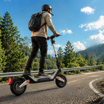 Persona con casco e zaino in sella a Wheely - J18 su una strada tortuosa nel bosco in una giornata di sole