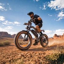 Uomo alla guida della fat bike elettrica ZONVEER M20 nel deserto