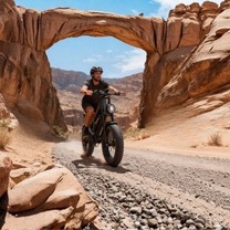 Uomo alla guida della fat bike elettrica ZONVEER M20 su un sentiero