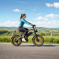 Donna alla guida della fat bike elettrica ZONVEER M20 su strada