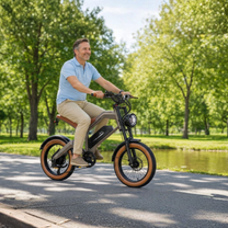 Uomo alla guida della fat bike elettrica ZONVEER M20 in un parco
