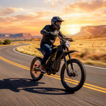 Uomo alla guida della bici elettrica ZONVEER ZX3 su strada al tramonto