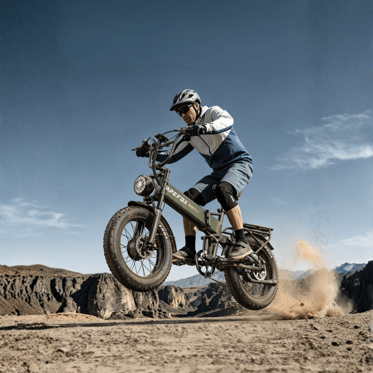 Pilota con la fat bike elettrica pieghevole APEFOX RH20 in fuoristrada