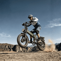 Pilota con la fat bike elettrica pieghevole APEFOX RH20 in fuoristrada