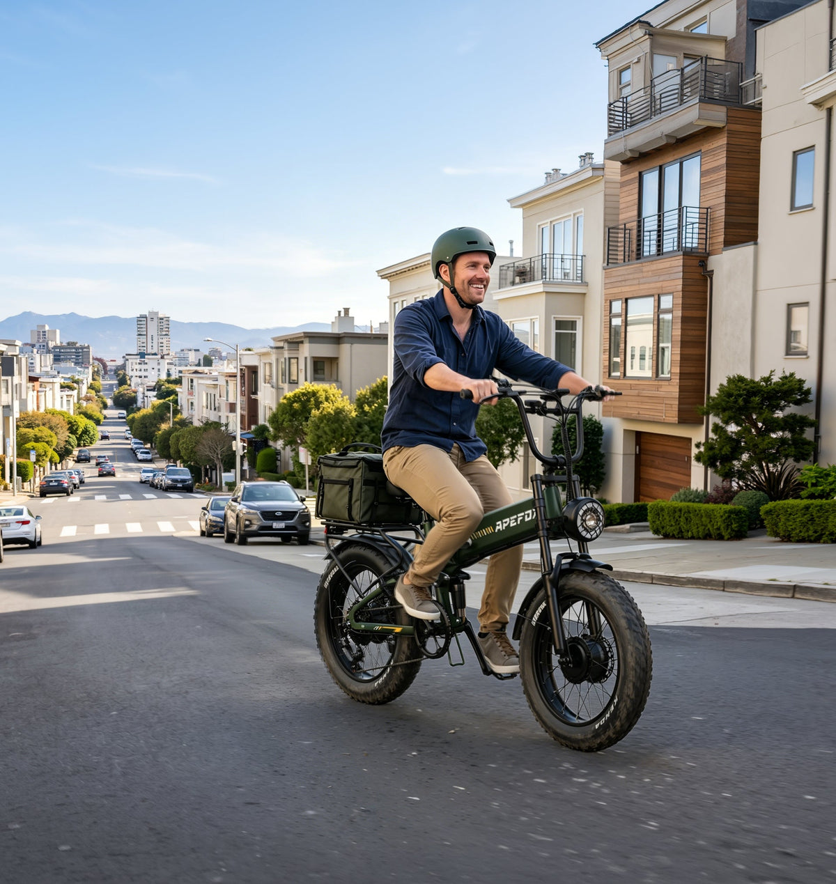 Persona alla guida della fat bike elettrica pieghevole APEFOX RH20 in città