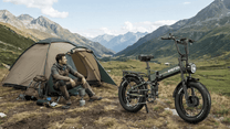Fat bike elettrica pieghevole APEFOX RH20 vista di tre quarti su un prato