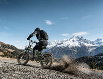Pilota con la fat bike elettrica pieghevole APEFOX RH20 in fuoristrada sulla neve