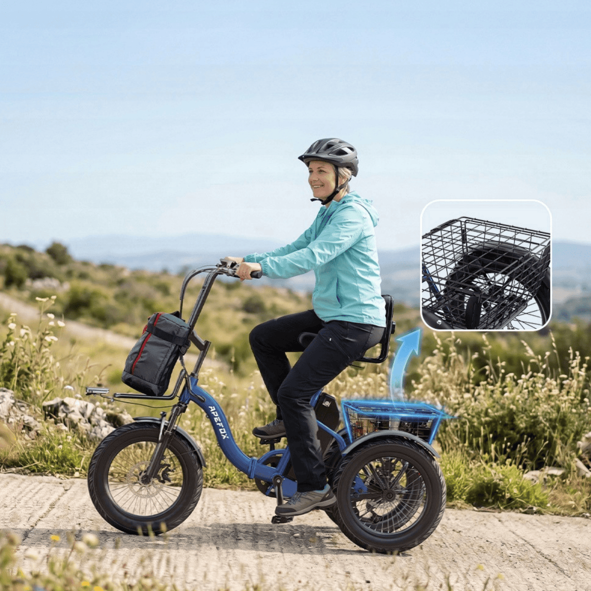 Donna alla guida del triciclo elettrico APEFOX RH30 su un prato