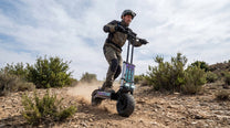 Pilota con il monopattino elettrico APEFOX T90 in fuoristrada