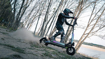 Pilota con il monopattino elettrico APEFOX T90 in fuoristrada nel bosco