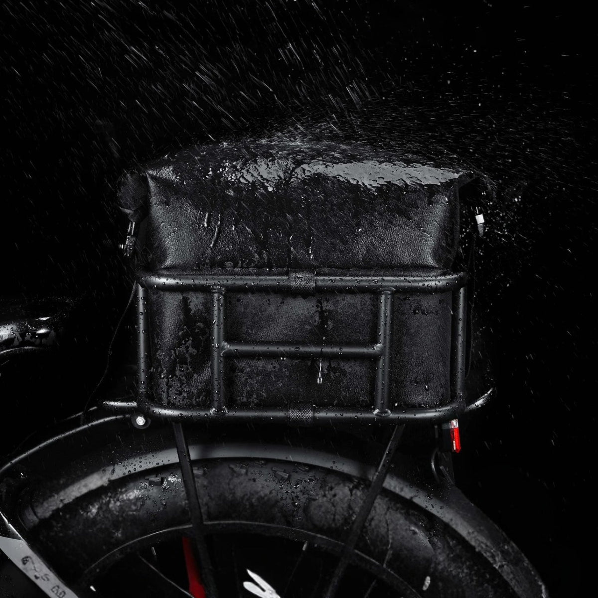 Cestino posteriore per bici elettrica con schizzi d'acqua