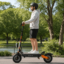 Uomo in piedi con il monopattino elettrico BOYUEDA M2 in un parco