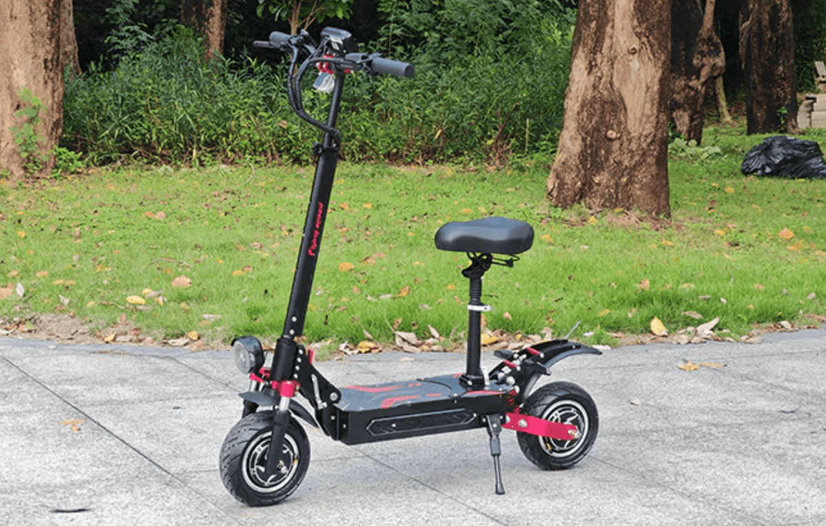 Monopattino elettrico BOYUEDA Q7 PRO MAX visto di tre quarti in un parco