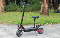 Monopattino elettrico BOYUEDA Q7 PRO MAX visto di tre quarti in un parco
