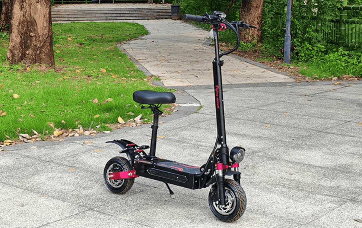 Monopattino elettrico BOYUEDA Q7 PRO MAX visto di lato in un parco