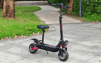 Monopattino elettrico BOYUEDA Q7 PRO MAX visto di lato in un parco