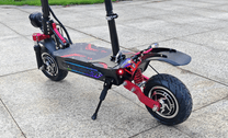 Monopattino elettrico BOYUEDA Q7 PRO MAX visto di tre quarti da dietro in un parco
