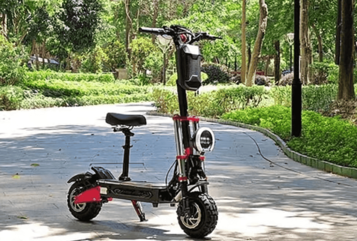Monopattino elettrico BOYUEDA S5-11 visto di tre quarti con sellino in un parco