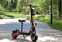 Monopattino elettrico BOYUEDA S5-11 visto di tre quarti con sellino in un parco