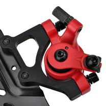 Pinza freno per Ninebot F3/F3 Pro in rosso sul monopattino elettrico in primo piano