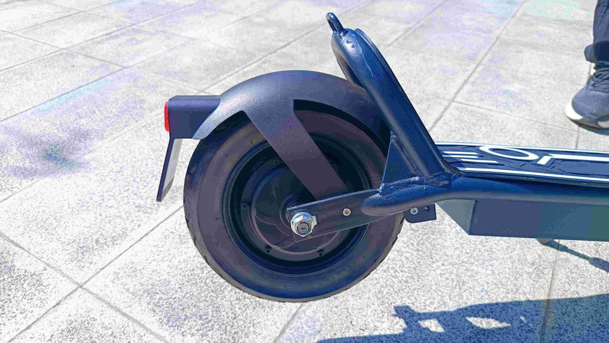 Ruota posteriore del DriveTron DT01 in una strada