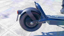 Ruota posteriore del DriveTron DT01 in una strada